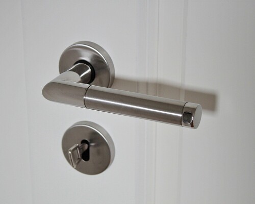 Protipožiarne kľučky a kovania: Bezpečie na prvom mieste